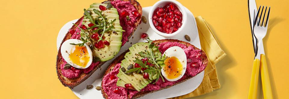 Paasontbijt | Avocado toast met ei en rode bietenspread