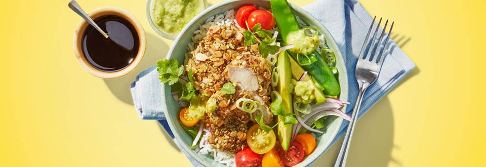 Pokebowl met krokante kippendijen, avocado, peultjes en gember dressing