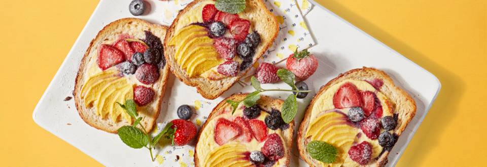 Paasontbijt | Yoghurt custard toast met fruit
