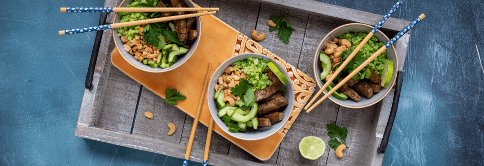 Aziatische bowl met runderfiletlapjes, zoetzure komkommer, broccolirijst en cashewnoten