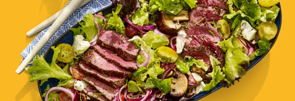 Salade met biefstuk, druiven, gebakken champignons en gorgonzola 