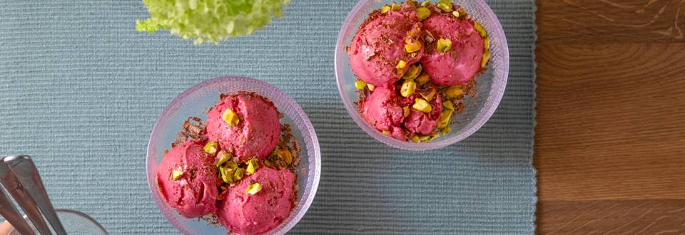 Vegan frambozen ijs met pistachenootjes