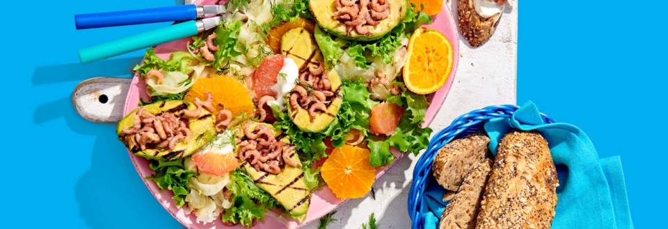 Gegrilde avocadosalade met Hollandse garnalen, sinaasappel, grapefruit, venkel en honing-dille dressing