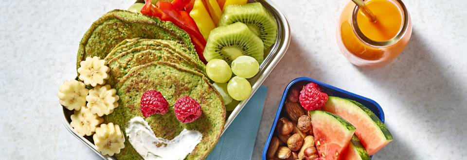 Groene pannenkoeken met vers fruit, groenten en nootjes