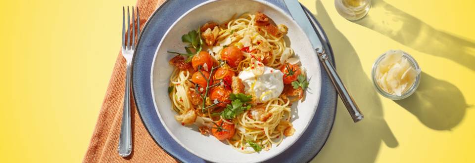 Knoflook spaghetti met burrata, rode peper en peterselie