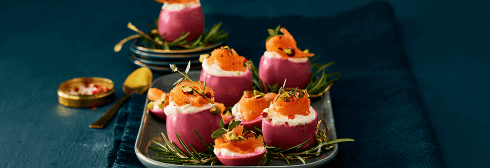 Roze eieren met warmgerookte zalm, Griekse yoghurt en pistachenoten