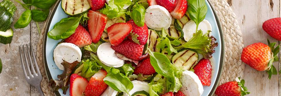 Salade met gemarineerde aardbeien, courgette en geitenkaas