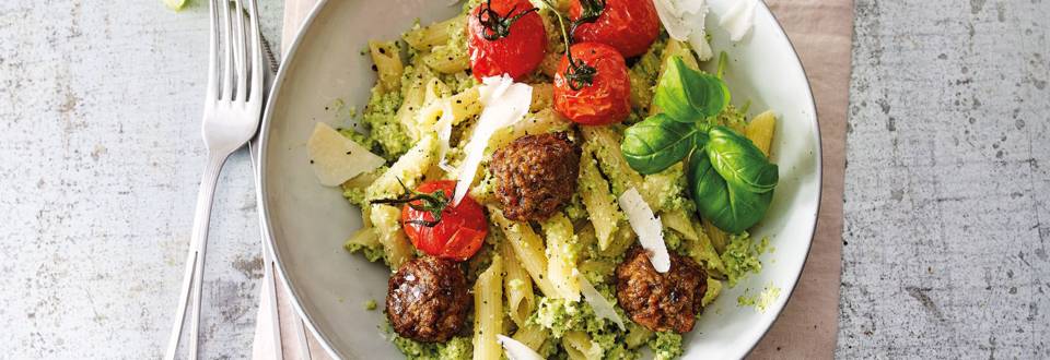 Vegetarische pasta met broccolipesto en geroosterde tomaatjes