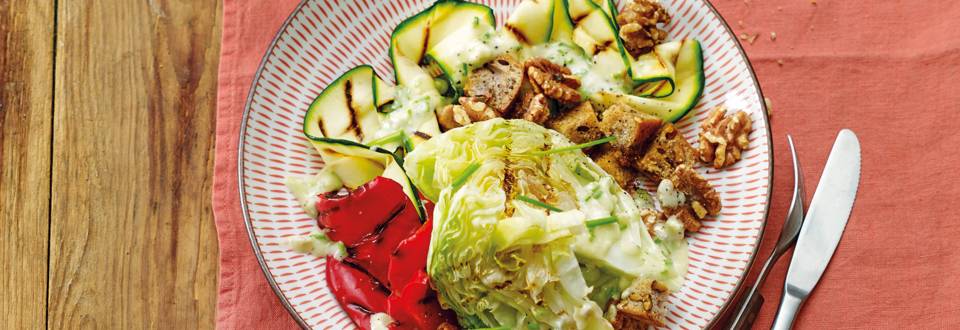 Salade van gegrilde groenten en ijsbergsla