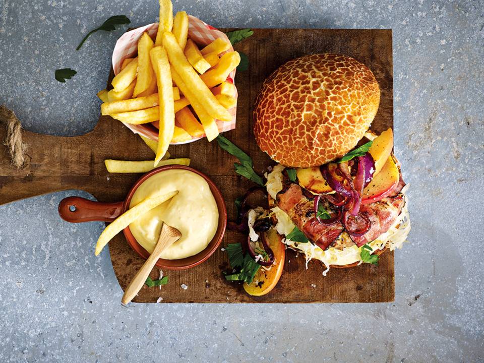 Tandheelkundig indruk Afrikaanse Broodje hamburger met spek, zuurkool, appel, mosterdmayonaise en verse friet
