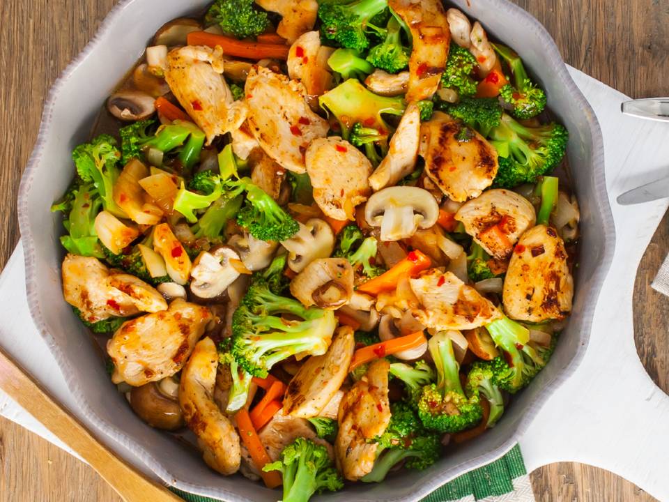 Oosterse roerbakschotel van broccoli, kip en champignons